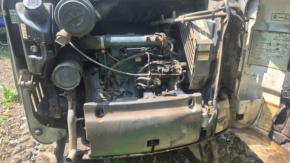 BOBCAT 335 2007 — compartiment moteur ouvert