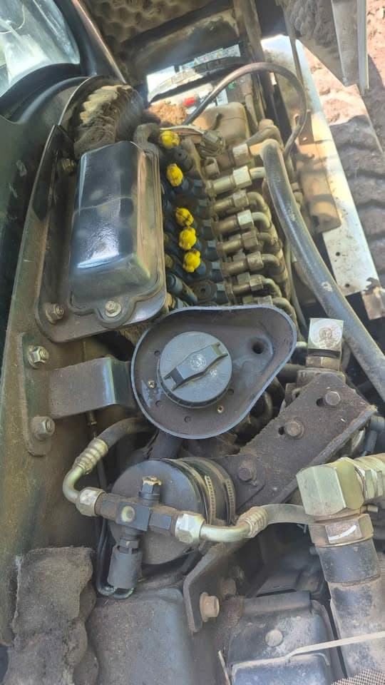 BOBCAT 335 2007 — engine bay