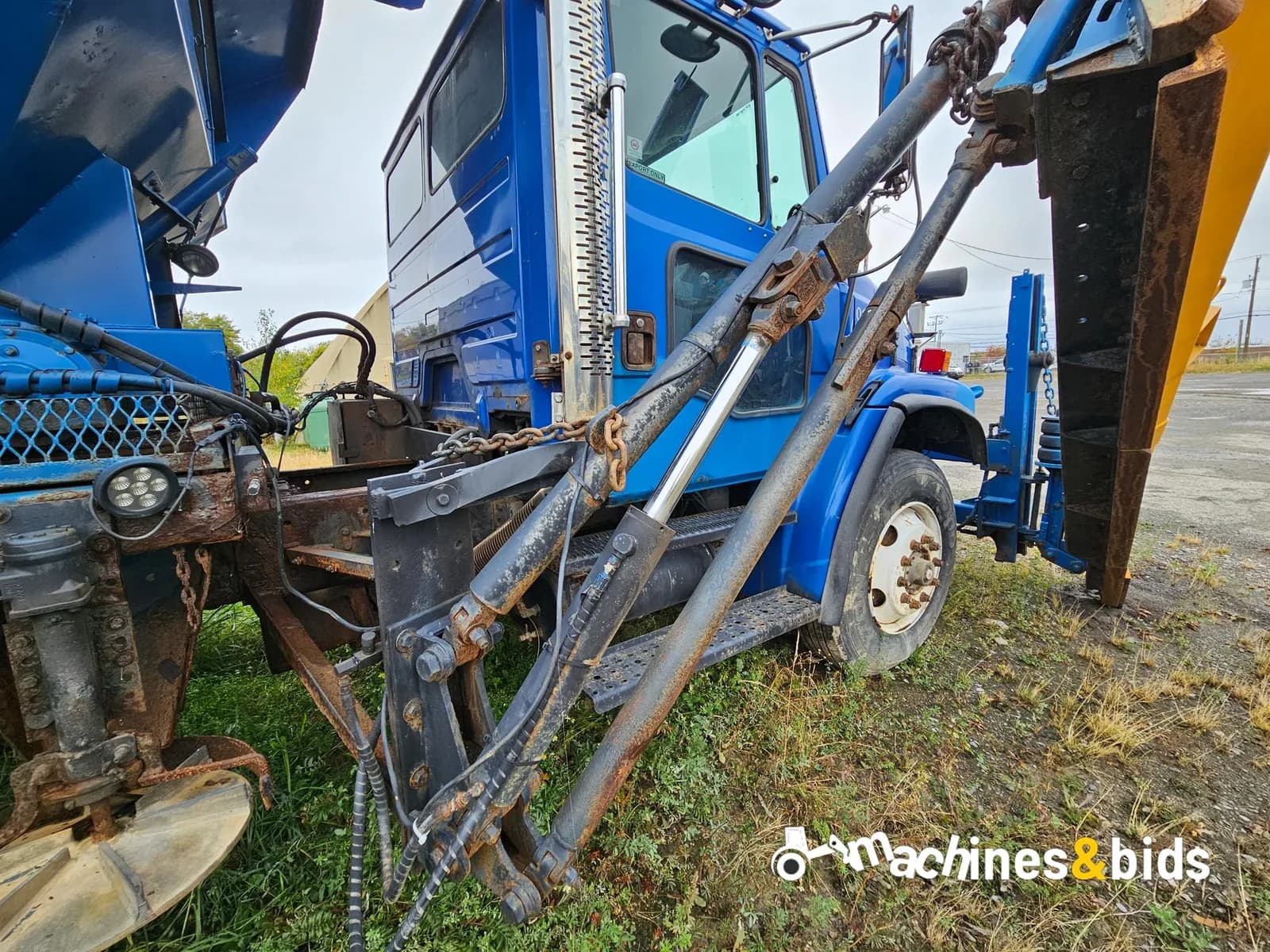 2001 FREIGHTLINER FL80 — photo 10