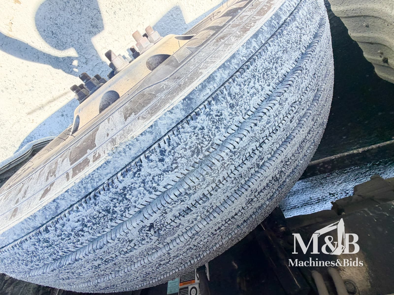 KENWORTH T680 2021 — tire tread detail