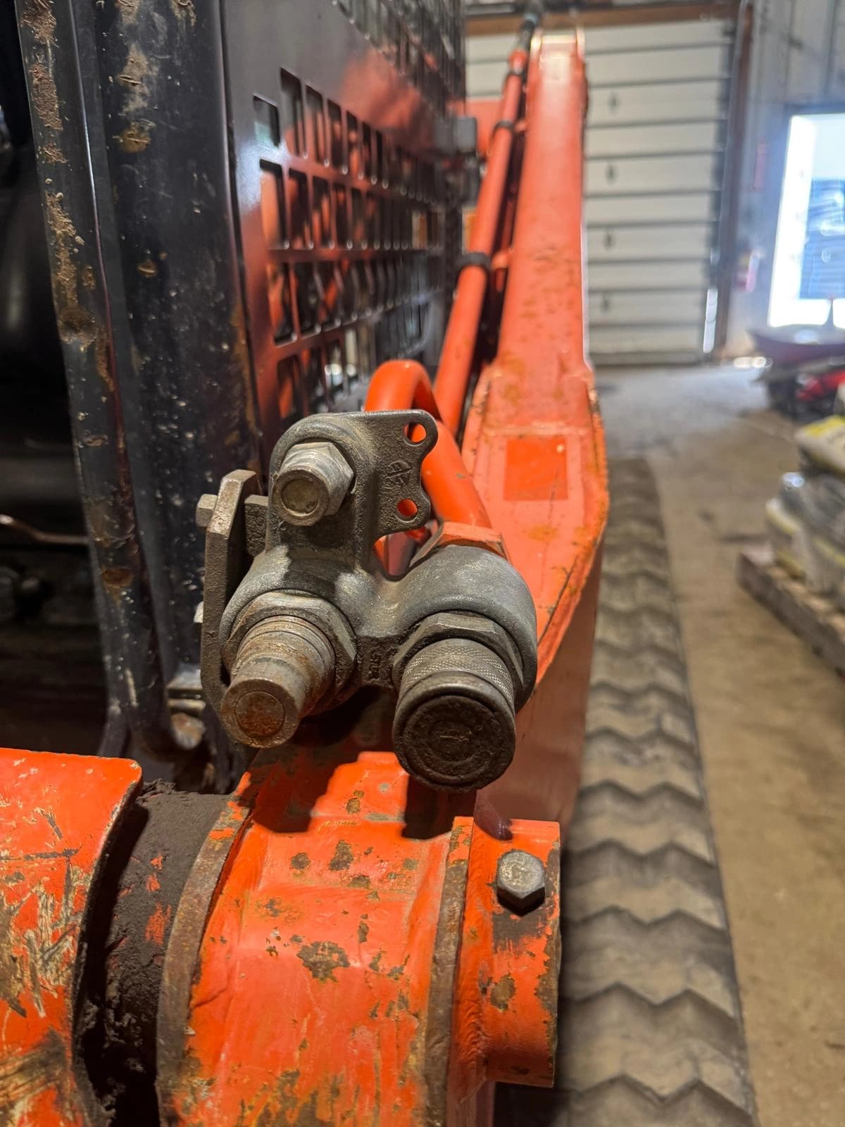 KUBOTA SVL75-2 — hydraulic coupling detail
