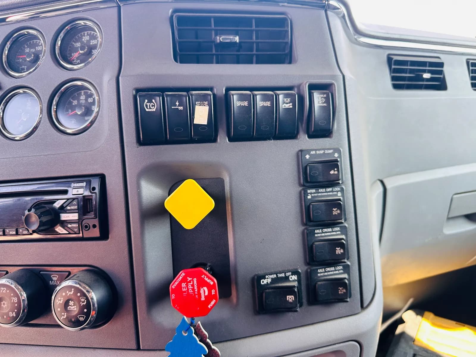 2017 PETERBILT 567 — photo 18