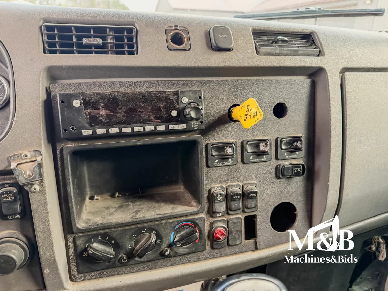 2016 PETERBILT 348 2002R — photo 16