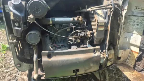 BOBCAT 335 2007 — compartiment moteur ouvert