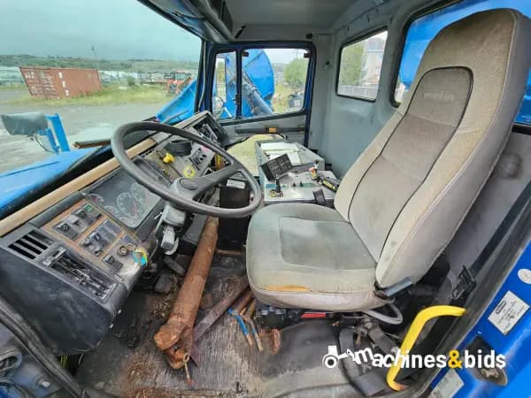 2001 FREIGHTLINER FL80 — photo 18