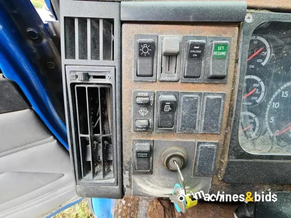 2001 FREIGHTLINER FL80 — photo 20