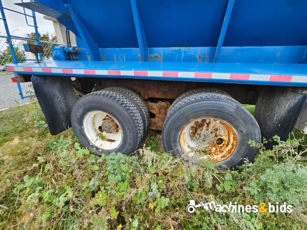 2001 FREIGHTLINER FL80 — photo 9