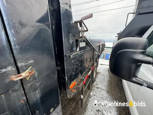 2004 GMC W5500 — photo 2