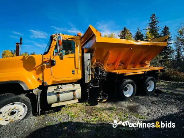 2001 INTERNATIONAL PAYSTAR 5500 — photo 2
