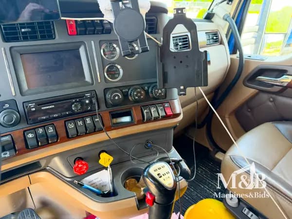 KENWORTH T680 2021 — interieur de cabine