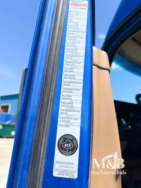 KENWORTH T680 2021 — manufacturer plate detail