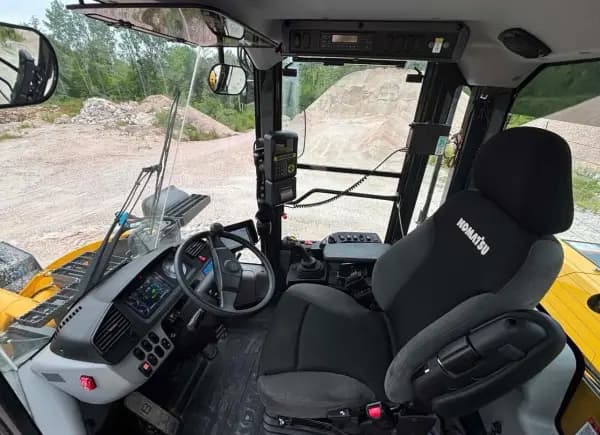 KOMATSU WA320 2024 — intérieur de cabine