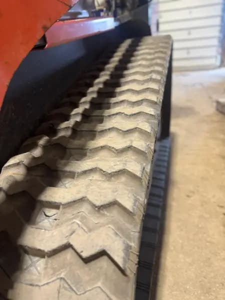 KUBOTA SVL75-2 — tire tread detail