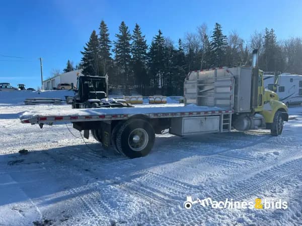 2008 PETERBILT 335 — photo 2
