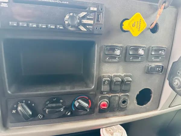 2016 PETERBILT 348 — photo 9