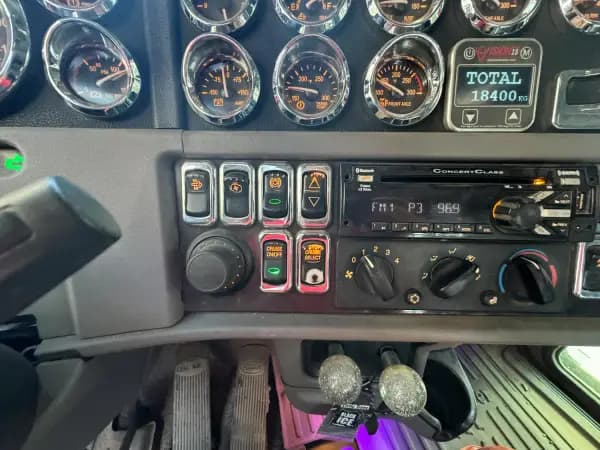 2020 PETERBILT 389 — photo 5