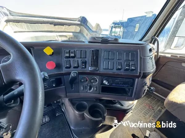 2015 VOLVO VNL64T670 — photo 16