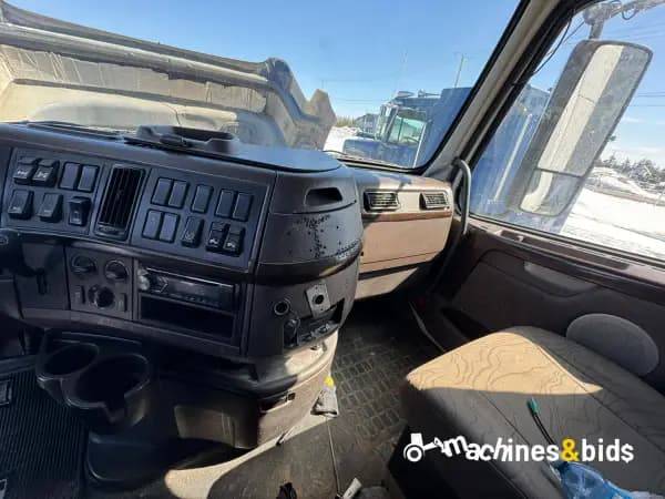 2015 VOLVO VNL64T670 — photo 17