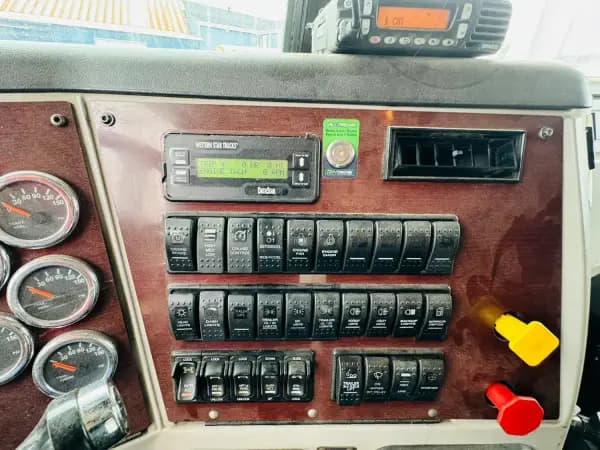 2017 WESTERN STAR 4900FA — photo 26