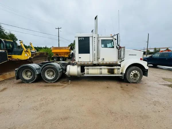 2017 WESTERN STAR 4900FA — photo 3