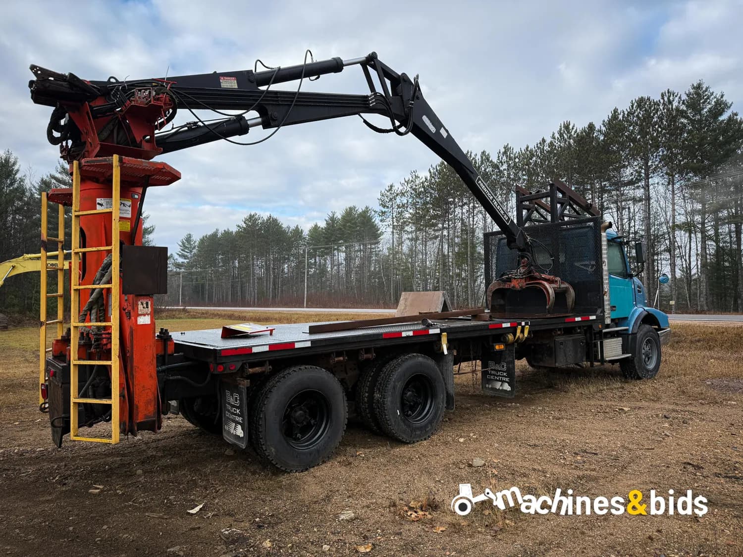 2002 VOLVO VHD124B200 — photo 2