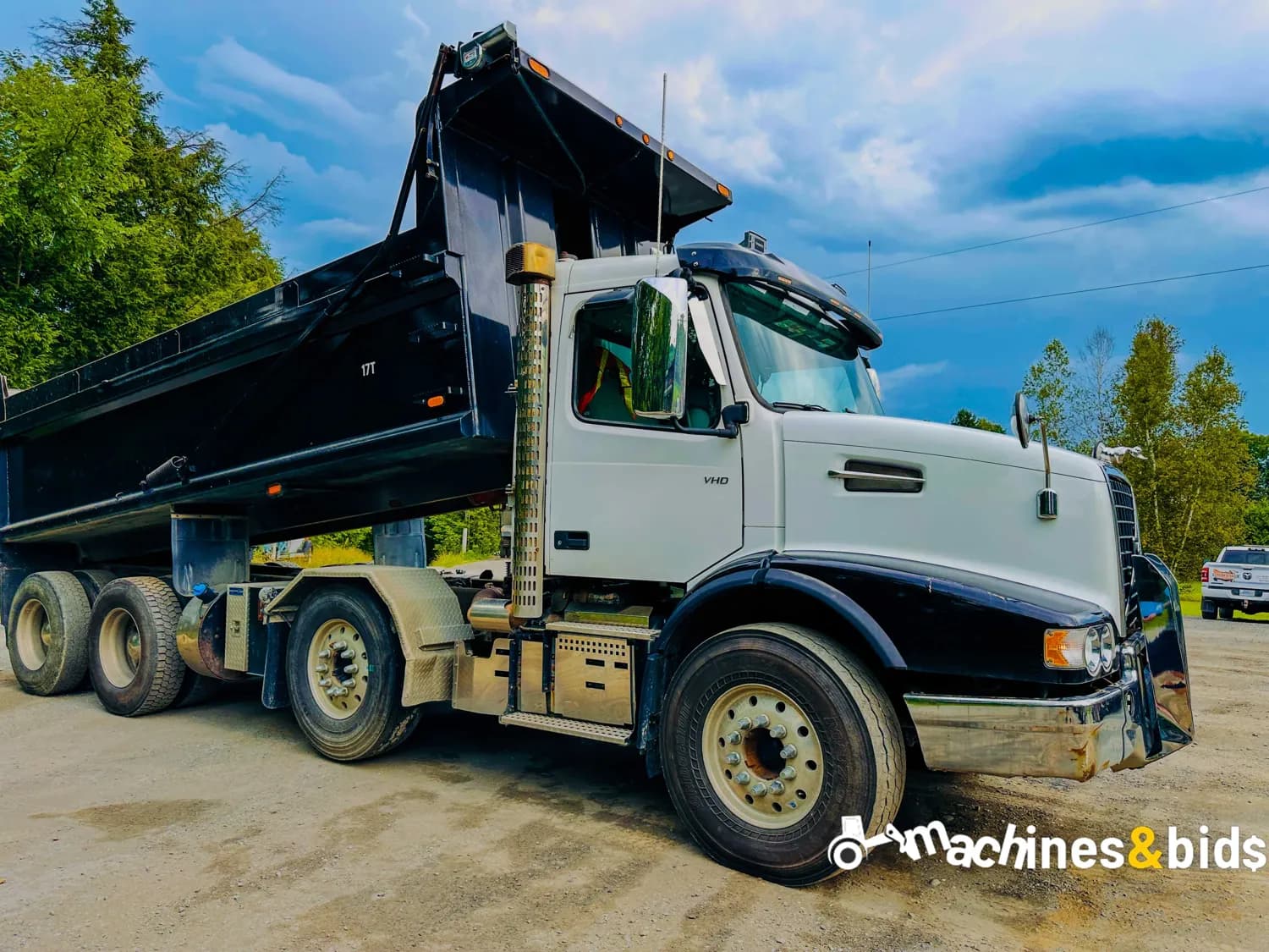 2020 VOLVO VHD64B300 — photo 2