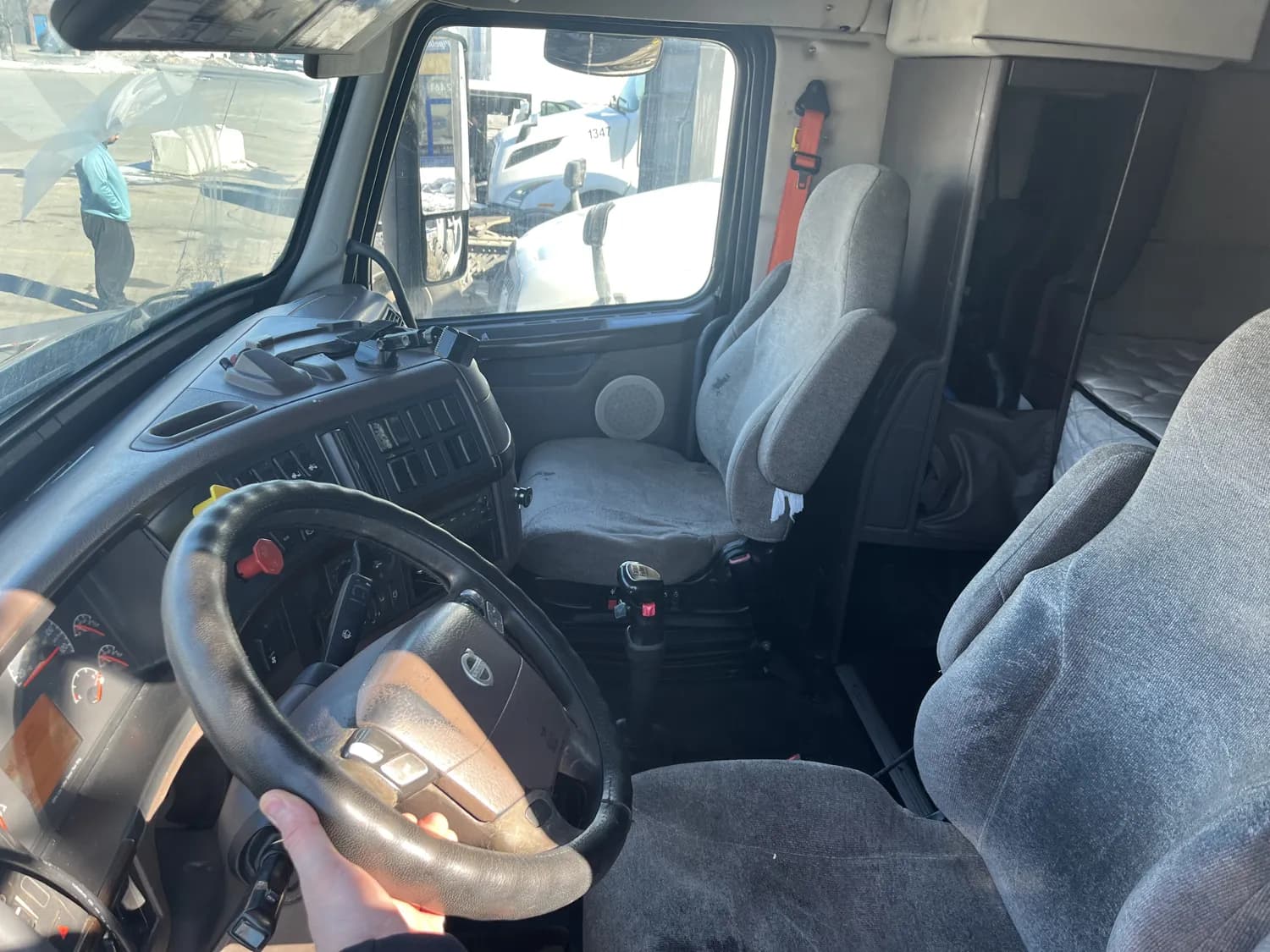 2014 VOLVO VNL62T630 — photo 11
