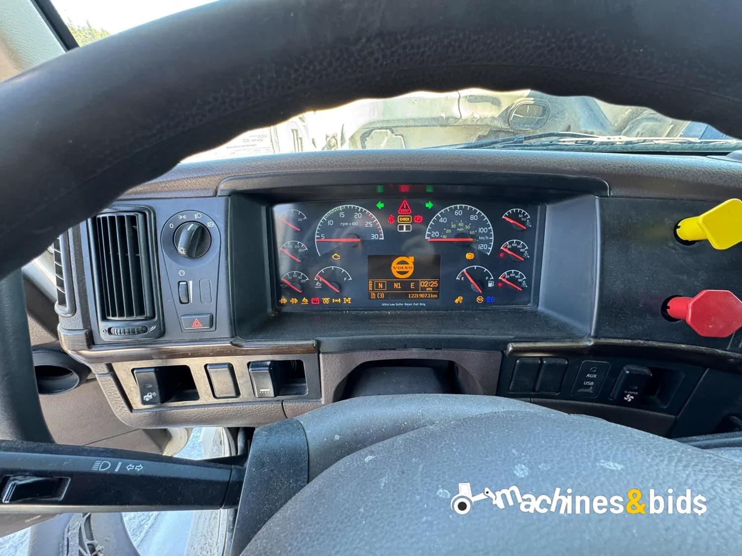 2015 VOLVO VNL64T670 — photo 15