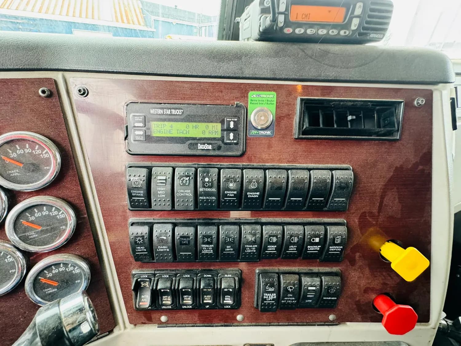 2017 WESTERN STAR 4900FA — photo 26
